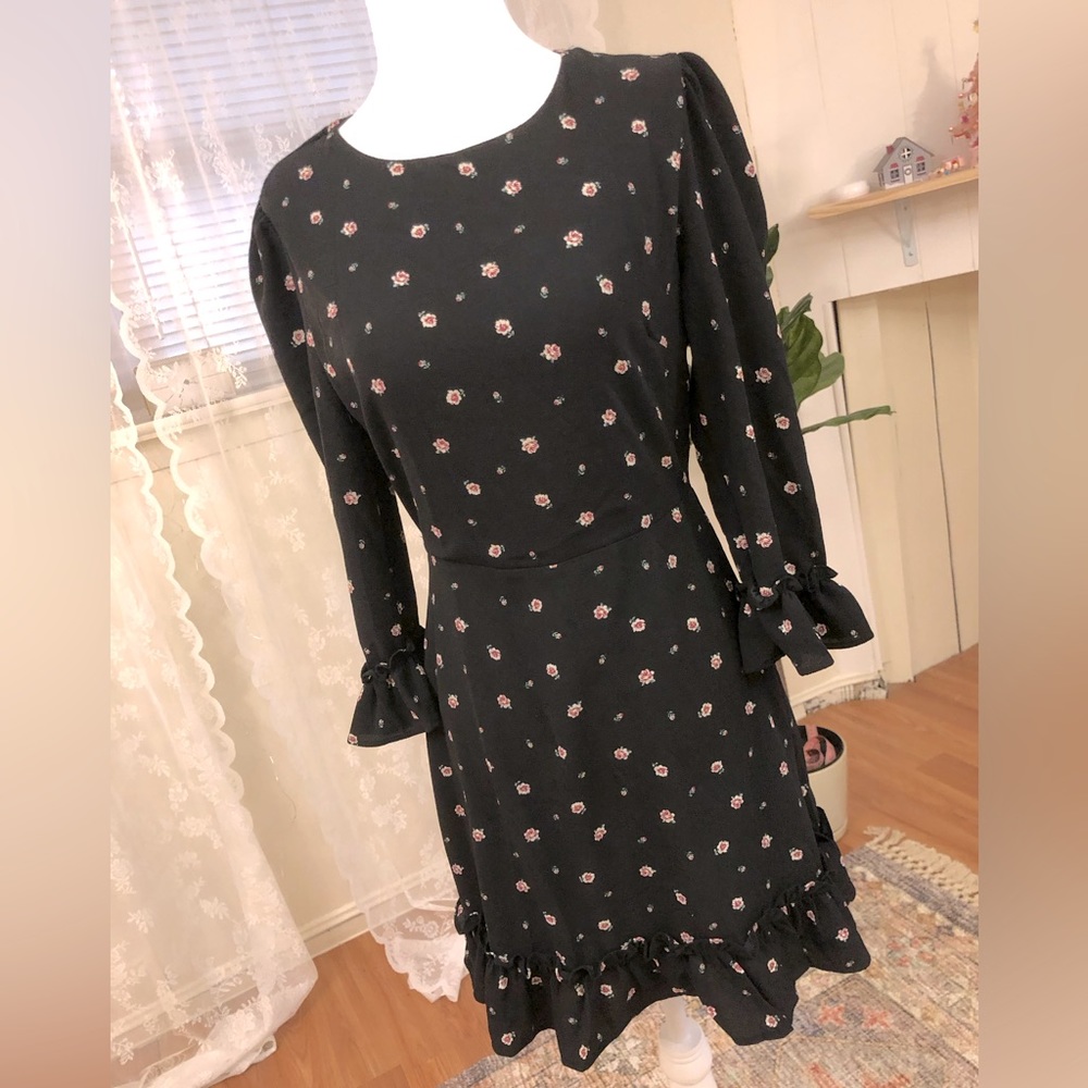 Forever 21, Pretty Black Rose floral long sleeve ruffled dress Size Medium ;)